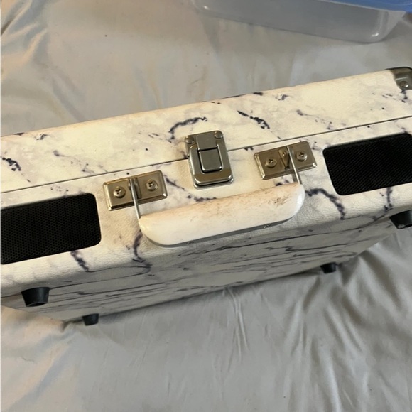 Crosley Bluetooth turntable. Marble and Black Vinyl Turntable - Picture 2 of 3